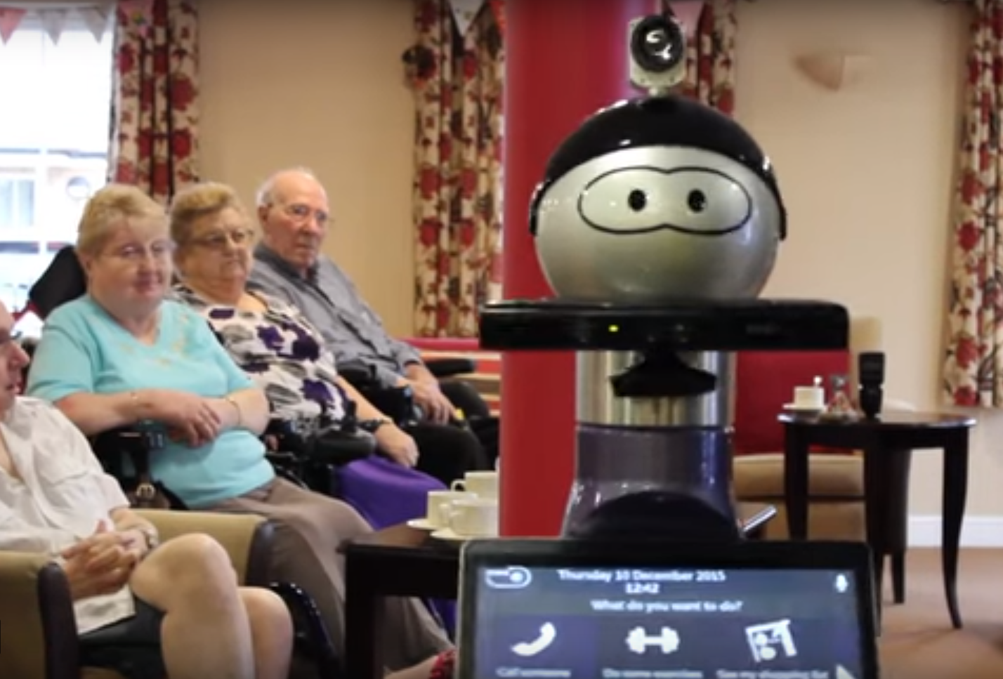 Робот помага на възрастни хора с когнитивни проблеми  